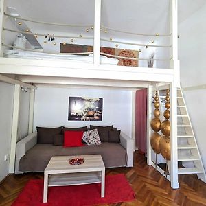 Gallery Flat In Party District