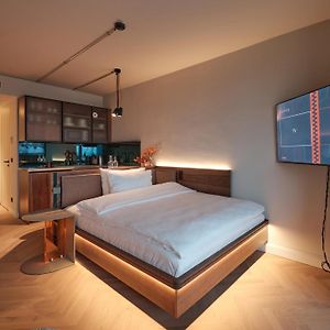 Studio Lit Queen-Size