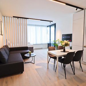 Sunny Apartment In Smichov, Prague 5