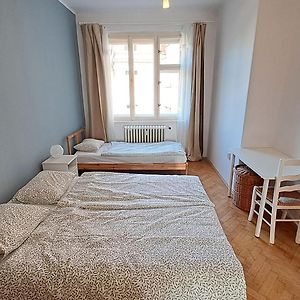 Na Slupi Sanctuary: Serene 2-Bedroom Getaway Prague
