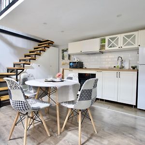 Studio Apartment By Hi5- Rozsa Street
