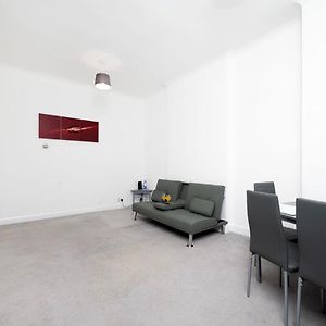 Spacious Minimalist 1Br Flat In London