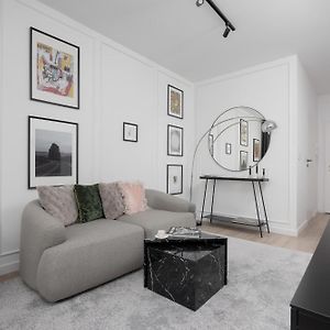 Minimalist Studio Near Rondo Daszynskiego By Noclegi Renters