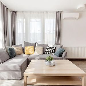 Bright Top Floor Home With Parking