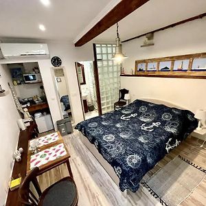 Studio Lit King-Size