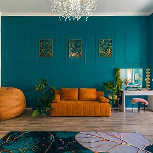 Art Deco Designer Home At City Park With Spacious Livingroom