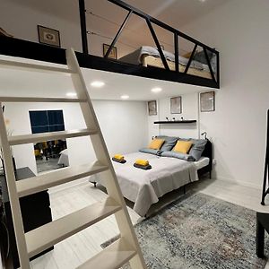 West Station Gallery - Free Parking, Cozy Home, Perfect For Families