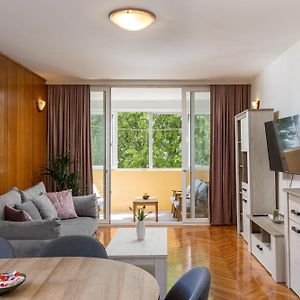 Bliss Apartment Near Bellevue Beach