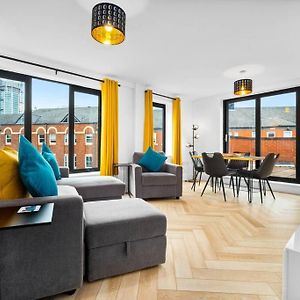 2 Bed Apt W/Parking - City Centre ✘ Private Rooftop Terrace → Close To Brindley Place, Broad St, Utilita Arena Birmingham, Legoland, Sea Life Centre Birmingham, Symphony Hall