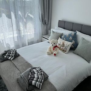 Modern 3-Bed Hideaway Near Westgate With Parking
