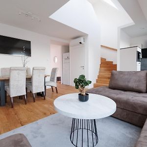 Symphony Apartments 39 - Modern Loft With Terrace And Grill In Central Location
