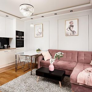 Lumina Apartment With Parking Near Muzeum Powstania