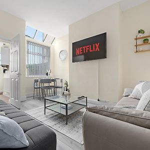 4 Bedroom House Near City Centre Sleeps 10