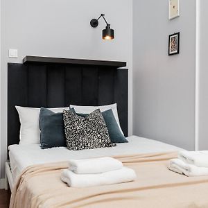 Spacious & Modern 6 Bedroom Apartment - Around The Main Market Square - By Upstairs