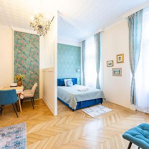 Deluxe Home In Art Nouveau House- With Garage