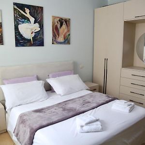 Stay At An Artist'S Place!