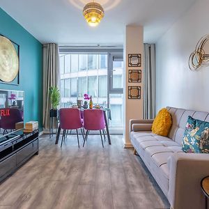 Stylish 2 Bedroom City Centre Apartment Sleeps 6 With Free Convenient Bullring , Grand Central Parking