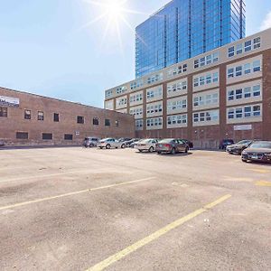 Mccormick Oasis With Balcony, Optional Parking, Patio And Gym Sleeps 6 Near Mccormick Place, Grant Park, Soldier Field & Museum Campus