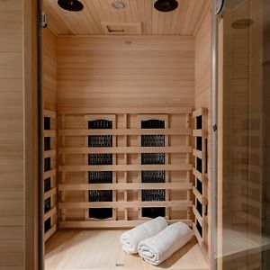 Stylish Natural Apartment With Sauna - Heroes Square