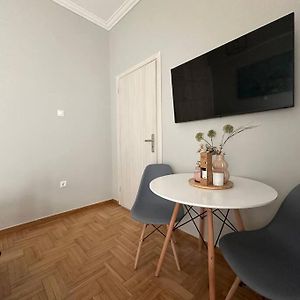 Athenian Cosy Gateaway