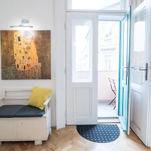 Newsunny Apartment At The Budacastle