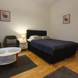 Studio Lit Queen-Size