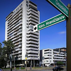 Dominant Studio Hostel With Free Parking For Preregistered Drivers & Garage With Cctv