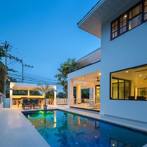 Stunning Villa With Pool And Tropical Garden