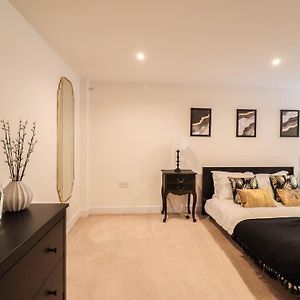 Spacious London 2 Bed Flat With Parking -10Mins From Central