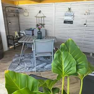 Mignon Studio Avec Veranda A 10 Mn Du Centre En Voiture