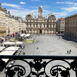 Vue Place Des Terreaux-4 Voyageurs