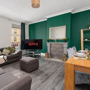 Spacious 4-Bedroom Apartment - Free Public Parking