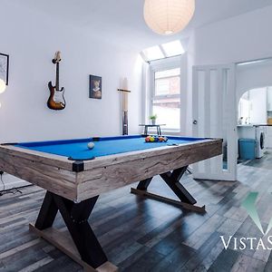 Modern Central 3 Bed With Pool Table And Parking