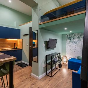 Studio Lit King-Size