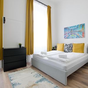 Standard Apartment By Hi5- Rakoczi Studio