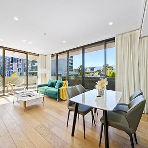 Stunning 2 Bedroom Apt At Waterloo