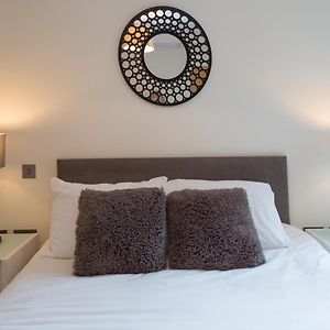 Central Tower Bridge Apartment