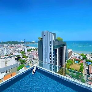 Central Pattaya Fully Equipped Condo Next To Beach