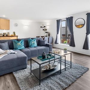 Pluxa Globe - Spacious Apartment In Jq With Parking
