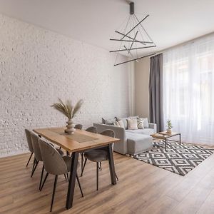 Exclusive Stylish Suite By Prestige Homes Next To The Oktogon