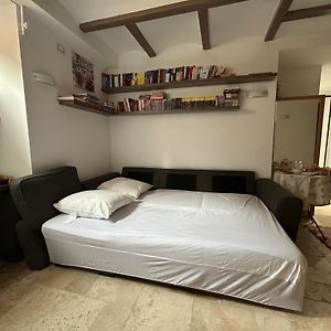 Superbe Studio Entierement Equipee A 1Min De La Mer A Pieds. Menton Centre