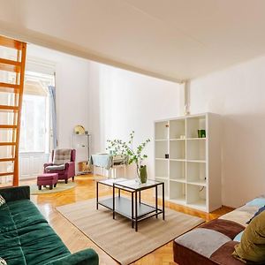 Vibrant Center Apartment