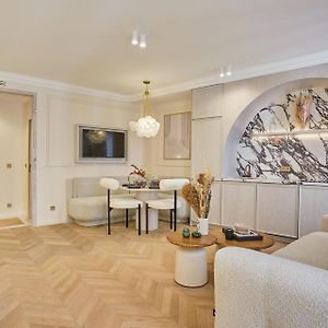 Appartement de Luxe à 2 Chambres à Coucher