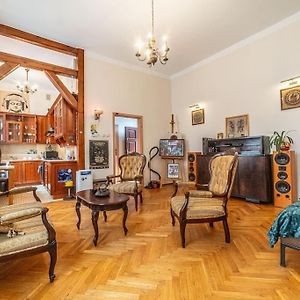 Climatic Studio For 2-4 Person In Main Square