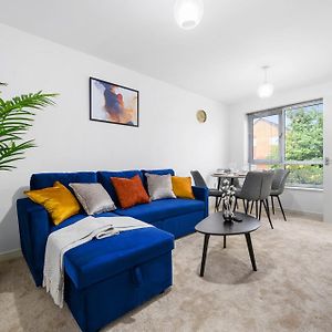 Modern 2 Bed Home With Driveway Near Coop Live & Etihad Stadium , Sleeps 5 , Self Checkin And Free Parking