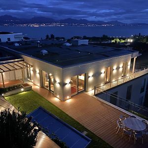 Contemporary Penthouse With Cinema Room And Breath-Taking Lakeview