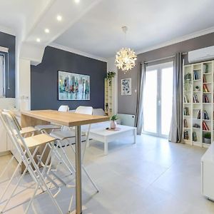 Modern Apt Close To Metaxourgeio