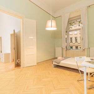 Cozy Apartment In The Heart Of Budapest, 5 Bedrooms