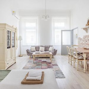 A Touch Of Provence And Pastels In The Centre