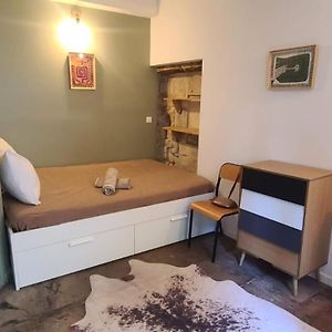 Studio Lit King-Size